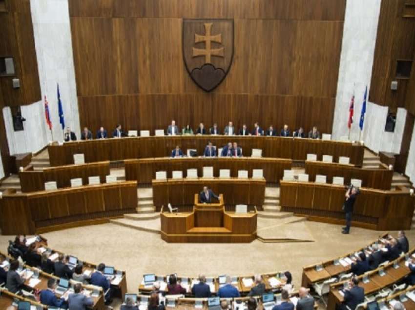 ​Sllovaki: Shtyhet votimi për fatin e qeverisë së kryeministrit Heger