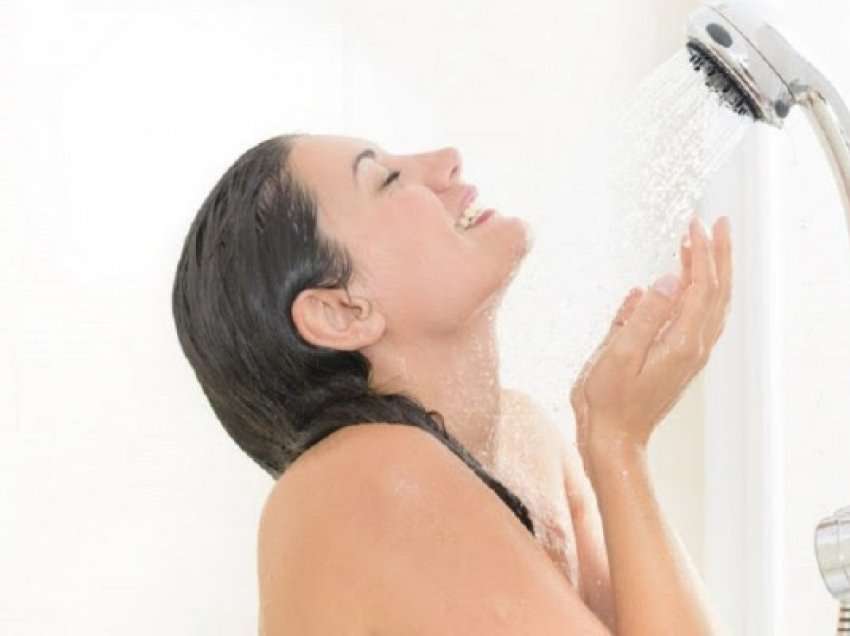 ​Dushi me ujë të nxehtë mund të dëmtojë shëndetin tuaj në disa mënyra