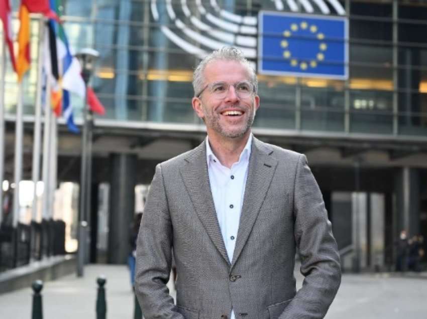 Eurodeputeti holandez ‘zbulon’ detaje rreth heqjes së vizave për Kosovën