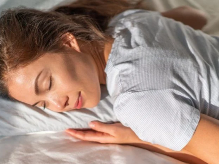 Arsyet pse fjetja në stomak nuk është pozicioni ideal