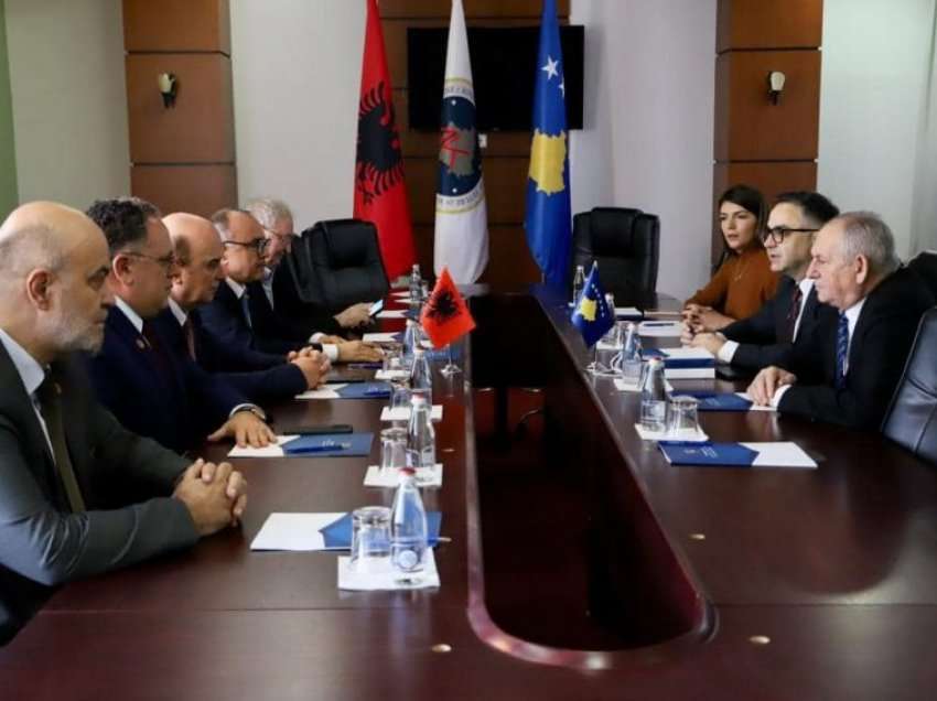 Deputetët e AAK-së presin në takim diplomatë shqiptarë të karrierës: Komunikimi me ta i mirëseardhur dhe i domosdoshëm