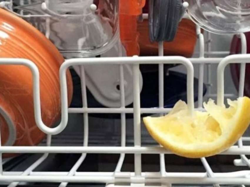 Vendosni lëvoren e limonit në lavastovilje, enët tuaja do të kenë më shumë shkëlqim