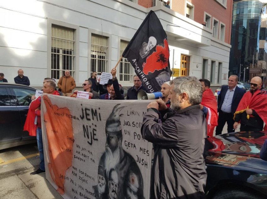 Dënimi i ish-komandantit të UÇK, protestë para ambasadës së Serbisë në Tiranë 