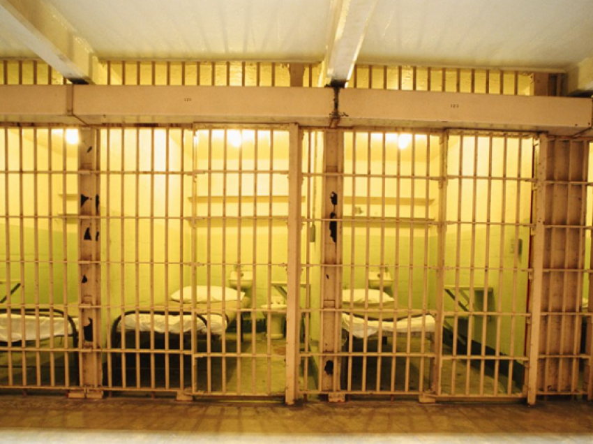 I burgosuri ‘piqet’ për vdekje në qelinë e tij pas keqfunksionimit të ngrohjes në burgun në SHBA
