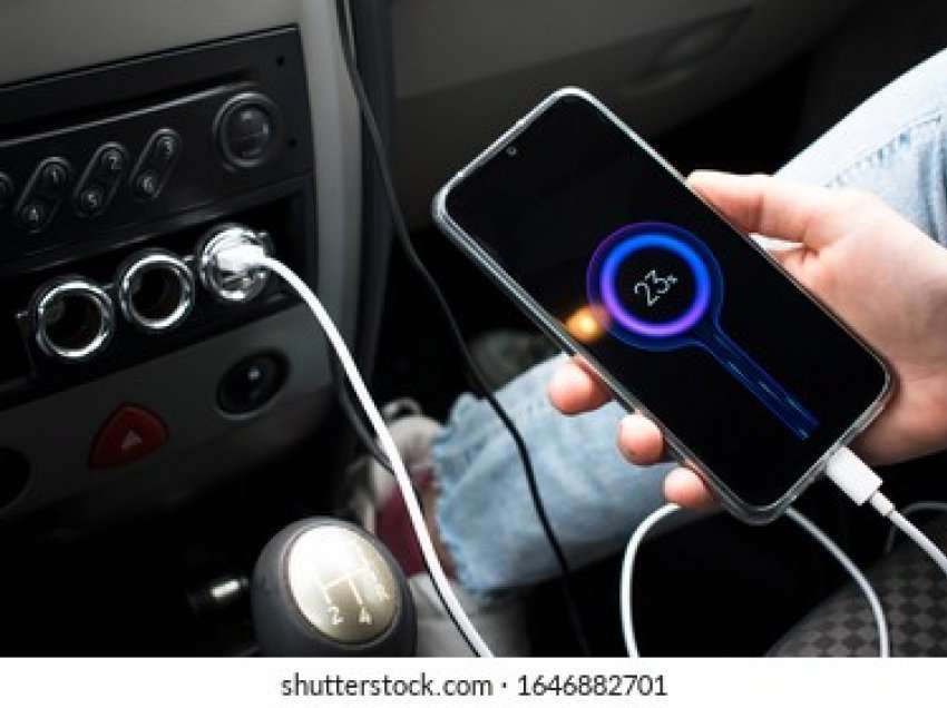 Arsyeja pse nuk duhet ta mbushni celularin në veturë