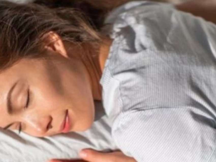 Arsyet pse fjetja në stomak nuk është pozicioni ideal