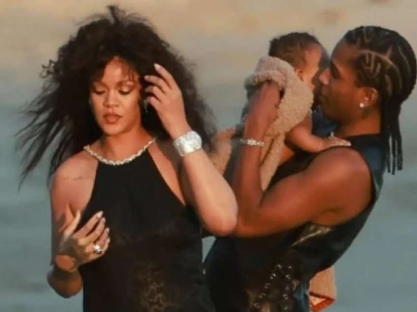 ​Rihanna e ASAP Rocky bënë foto me djalin e tyre në plazh për herë të parë në publik