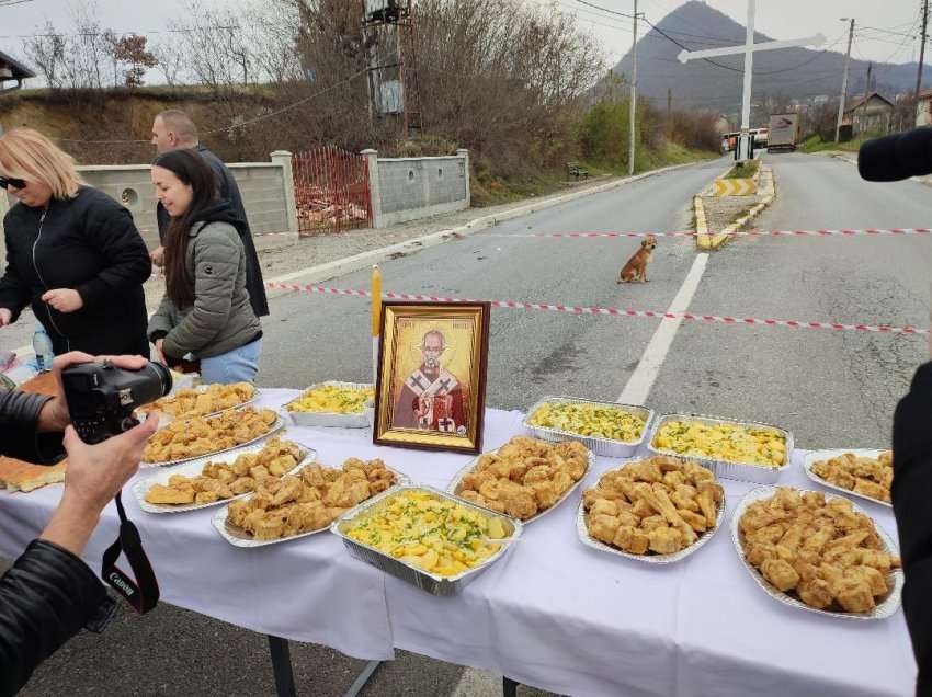 Serbët e festojnë Ditën e Shën Nikollës në barrikada në Rudarë