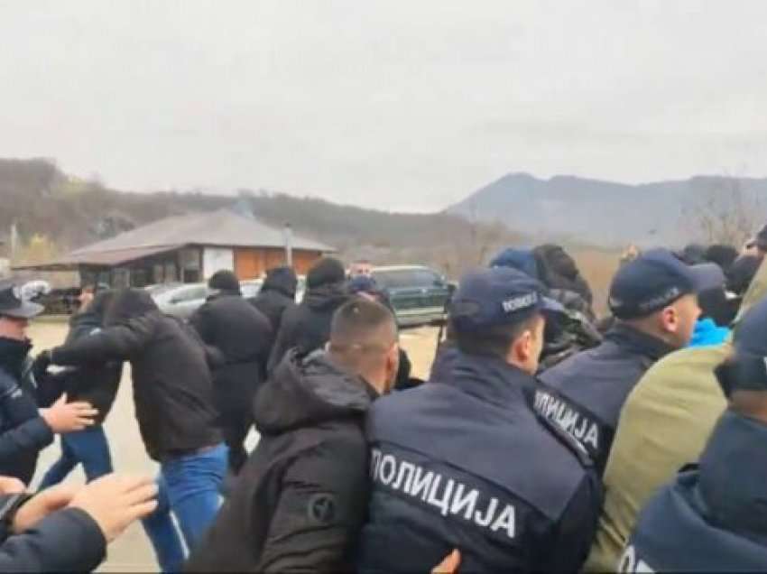 Video e re nga kaosi i ekstremistëve serbë në Jarinjë: Në përleshje me policinë morën pjesë edhe tifozët e Zvezdës