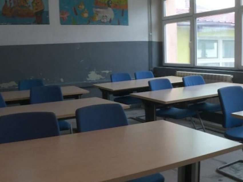 Nxënësit e shkollës fillore në Shemshovë bojkotojnë mësimin
