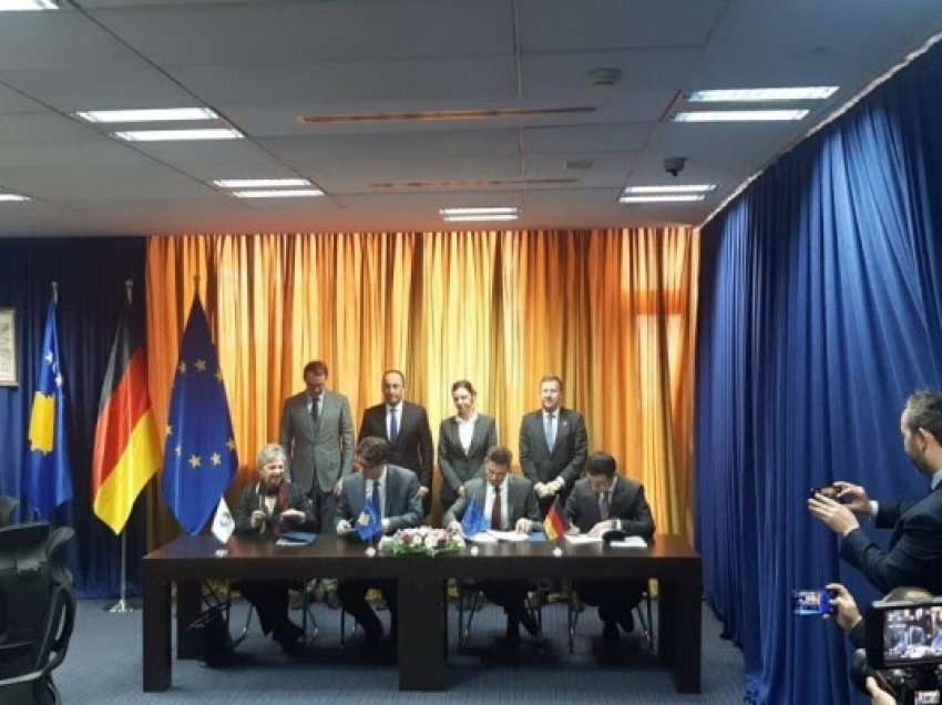 Nënshkruhet marrëveshja për projektin “Solar për Kosovën-Ngrohje Qendrore”