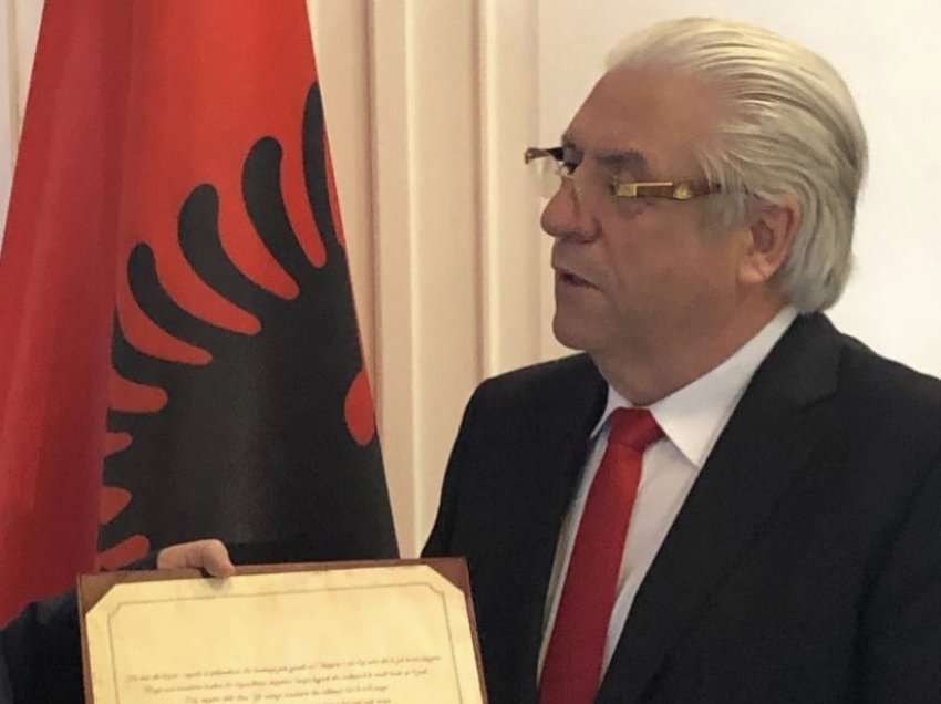 Ambasadori i diasporës shqiptare Lazim Destani vlerësohet lart në Tiranë, nderohet me çmimin: Gjeneral i paqes!