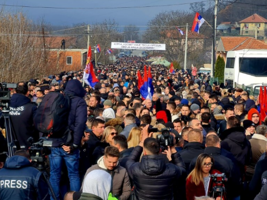 Serbët përfundojnë protestën në veri, këto ishin mesazhet për Kurtin – ja si reagoi Vuçiqi 