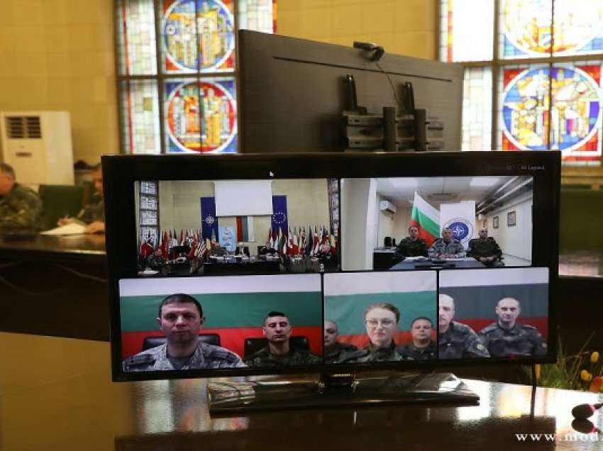 ​Oficerë të rangut të lartë u drejtohen ushtarakëve bullgarë jashtë vendit