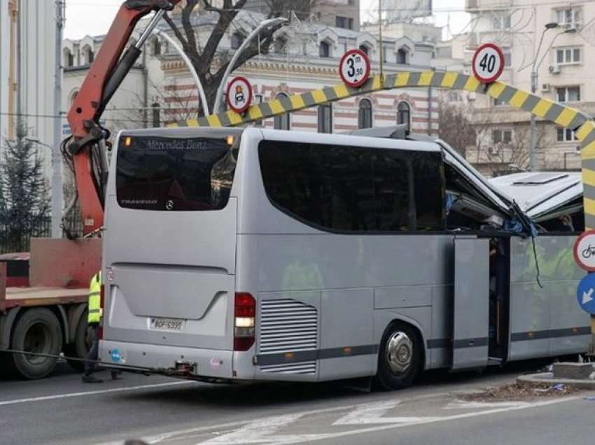 Aksidentimi i autobusit në Bukuresht/ Shoferi hedh fajësimet, ja si paraqitet gjendja e të plagosurve