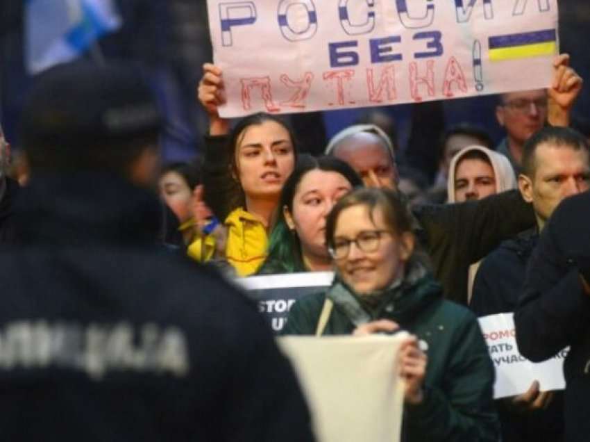 Rusët protestojnë në Beograd kundër luftës në Ukrainë: Putini në Hagë, Rusia është vend teorrist