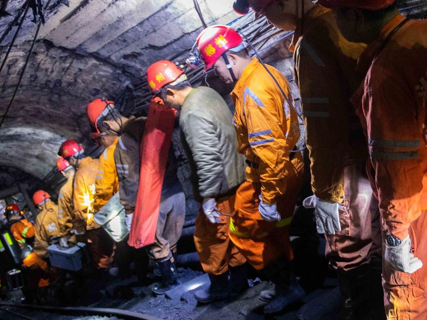 18 persona mbesin të ngujuar në një minierë në Kinë, pas rrëshqitjes së dheut