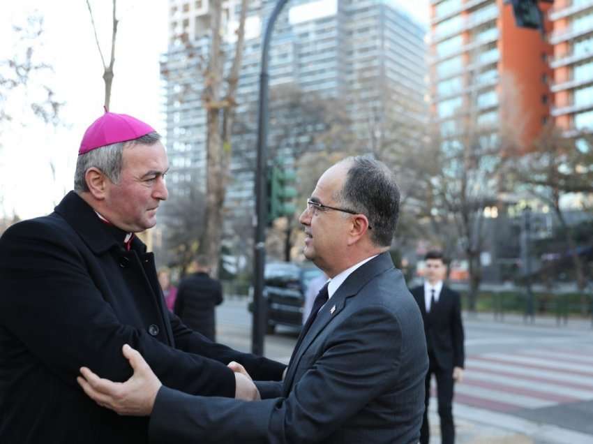 Presidenti Begaj takim me Imzot Arjan Dodajn dhe kryepeshkopin Janullatos: Kjo ditë të sjellë dritë, shpresë dhe mirësi për të gjithë
