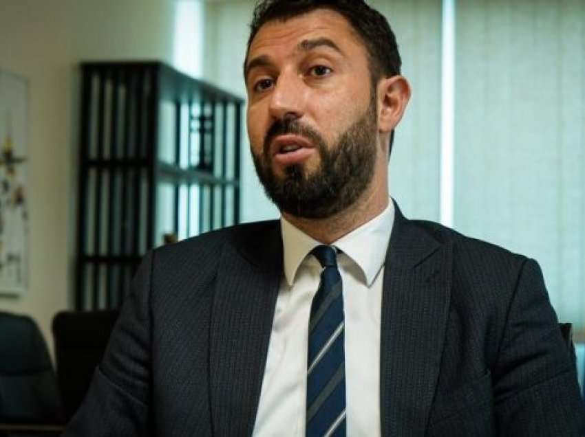 Ministri Krasniqi reagon dhe e quan racizëm largimin e dhunshëm të vajzës së mitur nga kafiteria