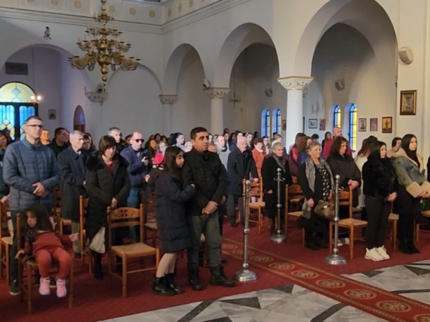 Mesha në Kishën e Shën Gjergjit në Fier, besimtarët me mesazhe urimi dhe paqeje për Krishtlindje