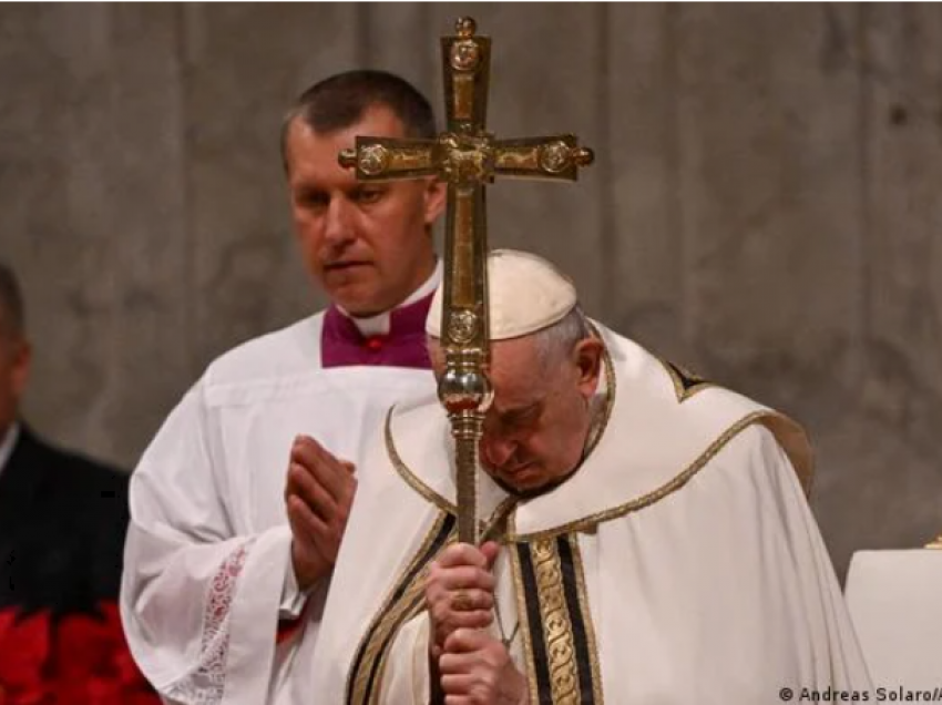 Papa Françesku feston Meshën e Krishtlindjeve: Të ndihmohen të varfrit e të dobëtit