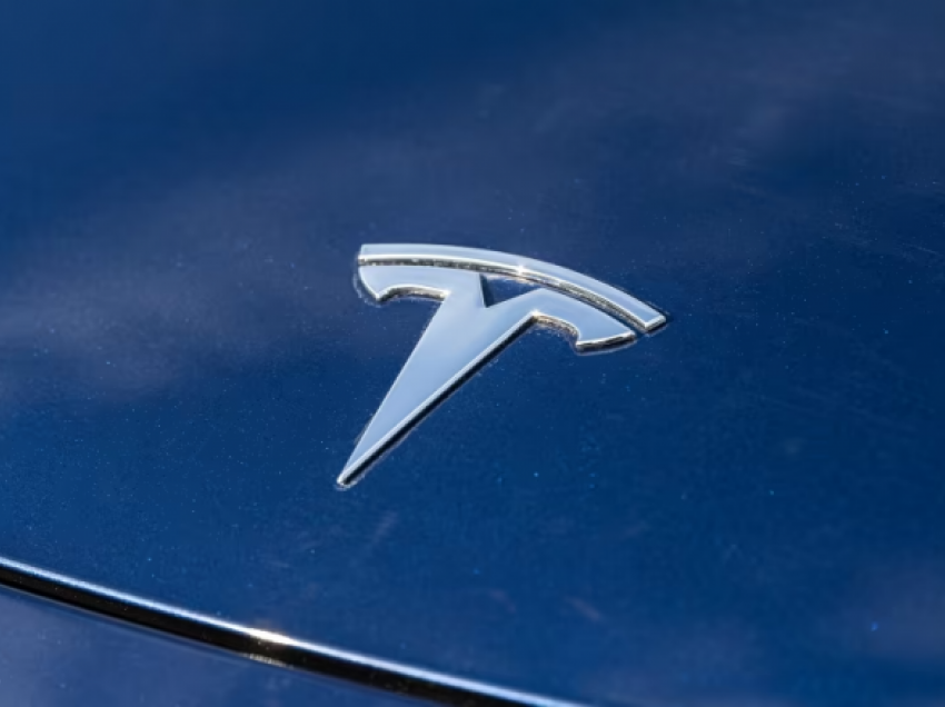 Teknologjia autonome Tesla fajësohet për grumbullimin e tetë makinave në SHBA