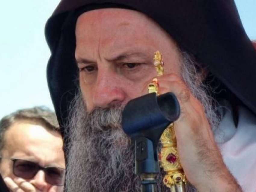 Del fotografia e patriarkut serb në kufirin Kosovë-Serbi, u detyrua të kthehet
