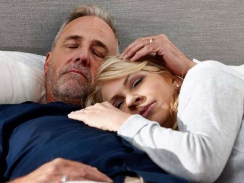 Përse njerëzit kur plaken e kanë të vështirë të flenë gjumë