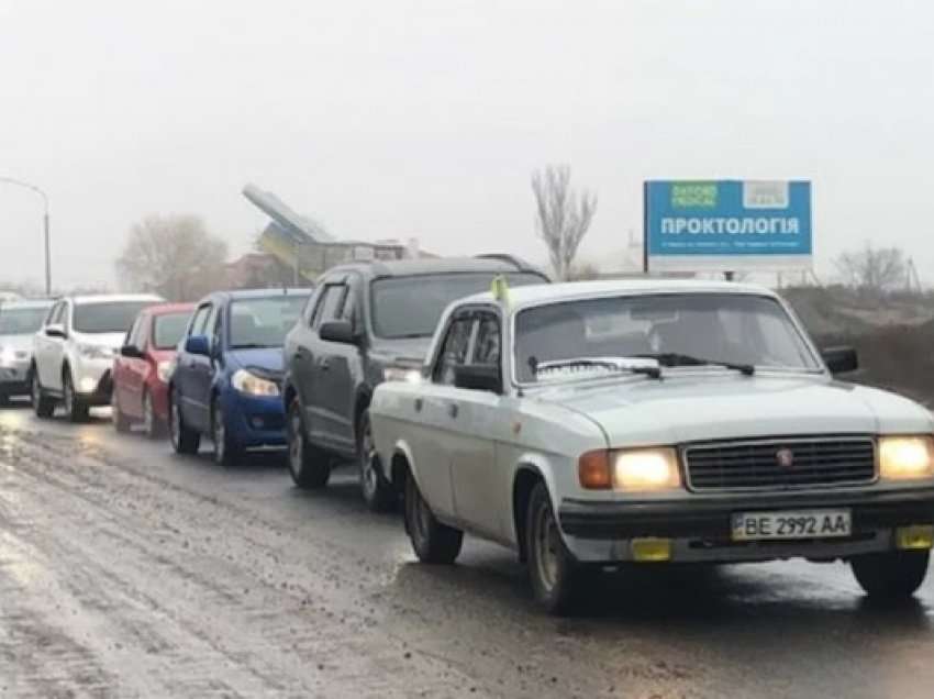 Civilët ikin nga Kherson ndërsa sulmet ruse intensifikohen në Ukrainë