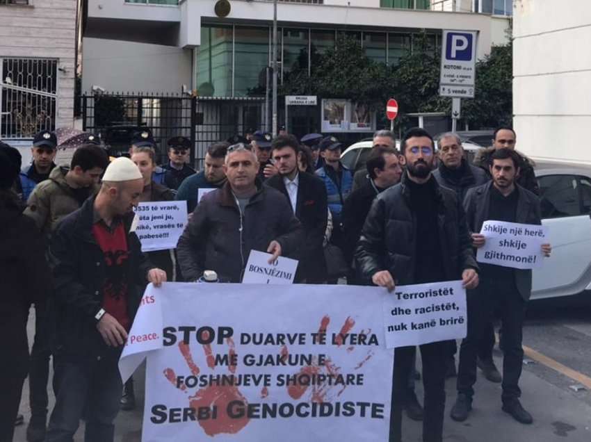 Tensionet në veri/ Shqiptarët protestojnë para ambasadës serbe në Tiranë: Të hiqen barrikadat, Serbia po nxit luftë