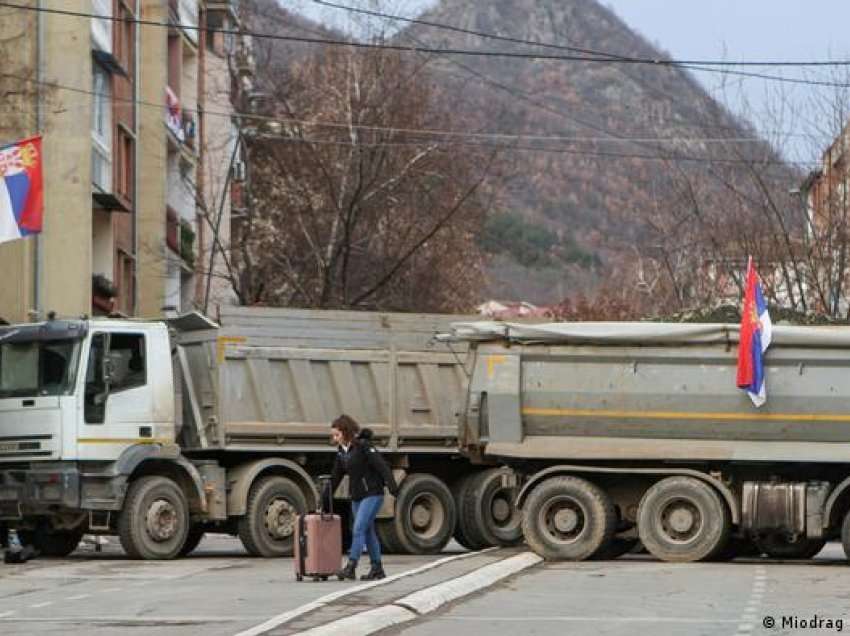 DW: Serbët e Kosovës detyrohen nga Beogradi t`i mbikqyrin barrikadat