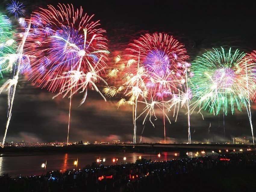 Viti i Ri ‘troket’ në Japoni me spektakël fishekzjarresh