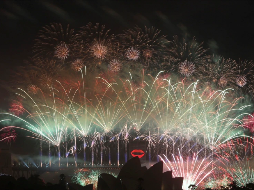 VOA/ Bota pret me festa dhe fishekzjarre Vitin e Ri të parë pa kufizime që kur filloi pandemia