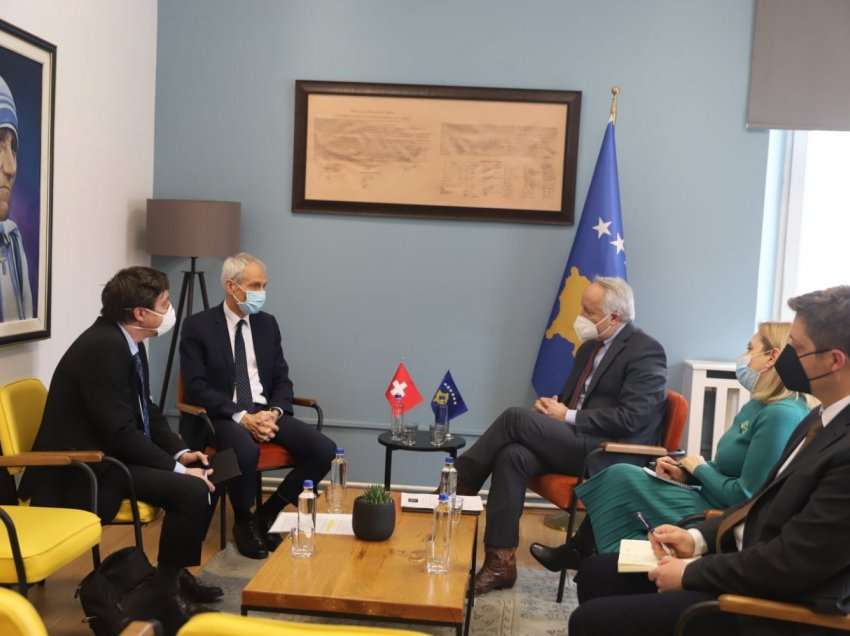 Latifi takohet me ambasadorin zviceran, synohet përgatitja e mjekëve të rinj nga Kosova