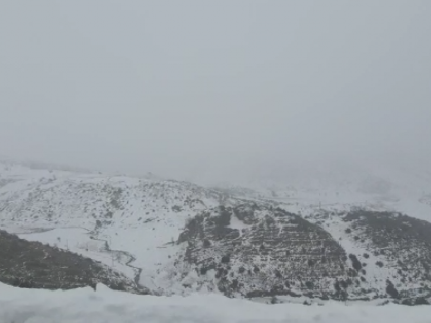 Moti i keq/ Reshjet e borës izolojnë pesë fshatra në Berat