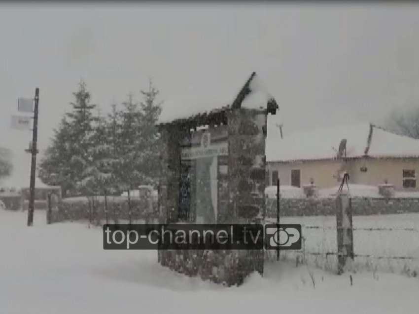 Trashësia e dëborës arrin në 30 cm, bllokohen disa fshatra në Elbasan