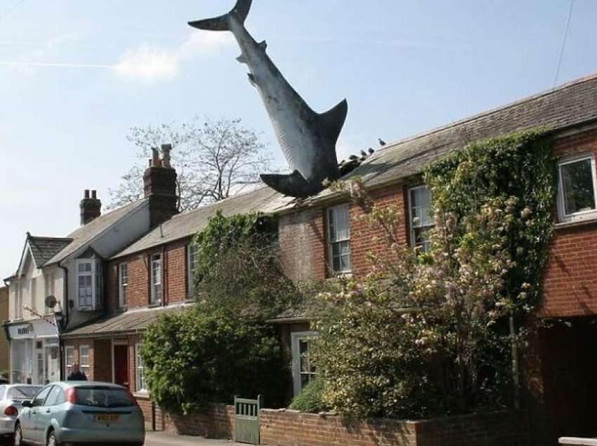 Shtëpia në Oksford me peshkaqen në kulm, rrëfimi i pazakontë i statujës që u “ndërtua” si shenjë proteste ndaj autoriteteve lokale