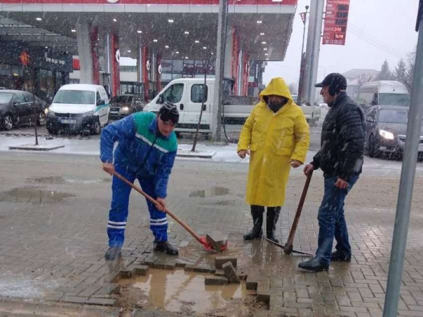 Përkundër reshjeve të borës, KRU “Gjakova” sanon një defekt në qytet