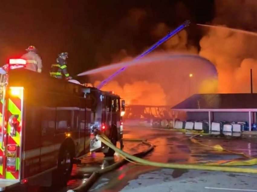 Mijëra banorë evakuohen pas një zjarri në një fabrikë në Karolinën e Veriut
