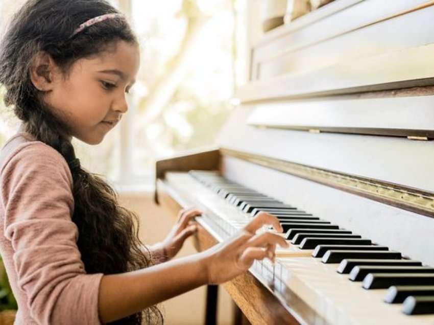 Pse fëmijët që luajnë një instrument muzikor kanë një të ardhme më pozitive