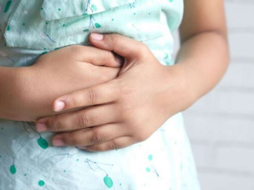 Fëmijët e infektuar me Omicron vuajnë nga probleme me stomakun