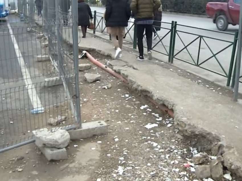 Gangrena e rrugëve në Tiranë, Bashkia “harron” rrugët e lagjeve, banorët denoncojnë situatën