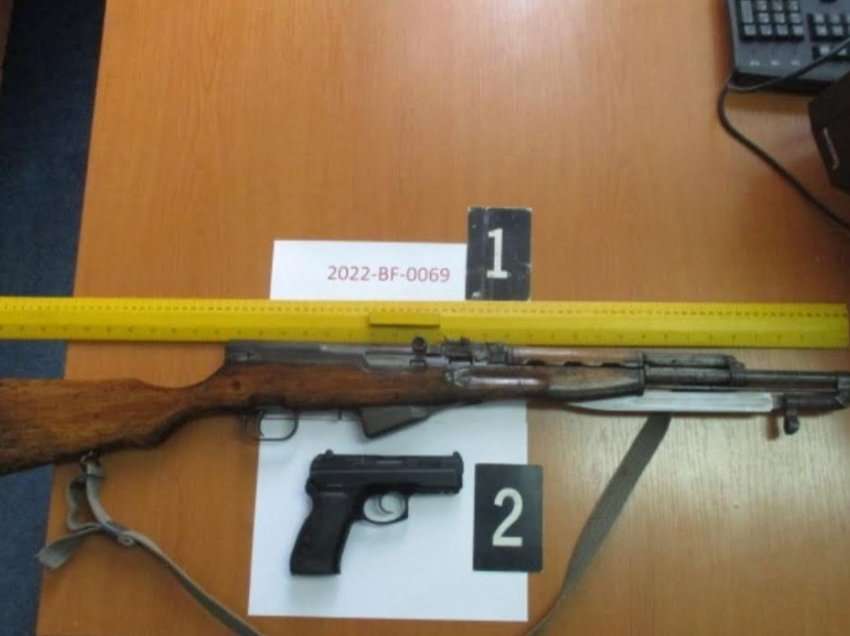 Policia sekuestron dy armë, të cilat një 18-vjeçar i kishte ekspozuar në internet