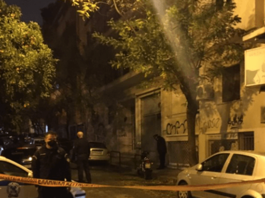 ‘Luftë’ bandash në rrugët e Athinës, rusët plagosin 30-vjeçarin shqiptar