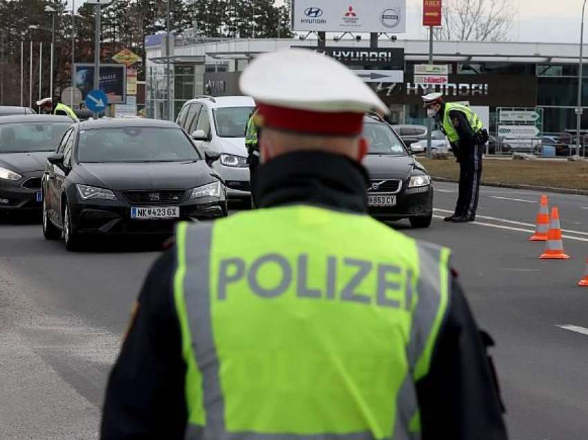 Austri: Policia gjen tetë emigrantë nën një kamion