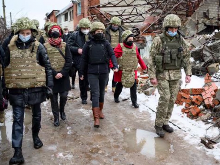 Helmetë në kokë e jelek antiplumb, ministrja gjermane në vijën e frontit në Ukrainë