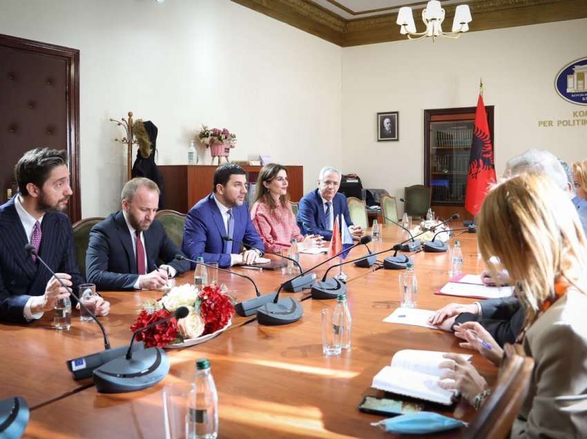 Krasniqi në Shqipëri takohet me Ballën, bisedojnë përafrimin e agjendës shtetërore të dy vendeve