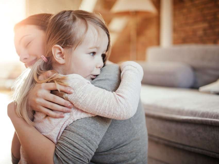 Si ta ndihmoni fëmijën tuaj të përballet me emocionet e tij të mëdha?