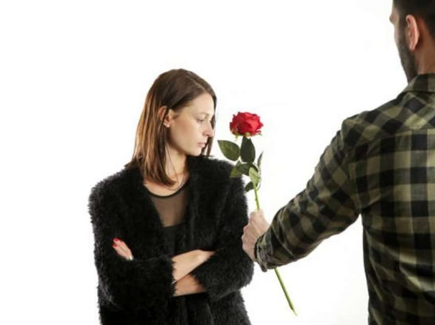 Cilat gjeste romantike janë vërtet të dyshimta për femrat