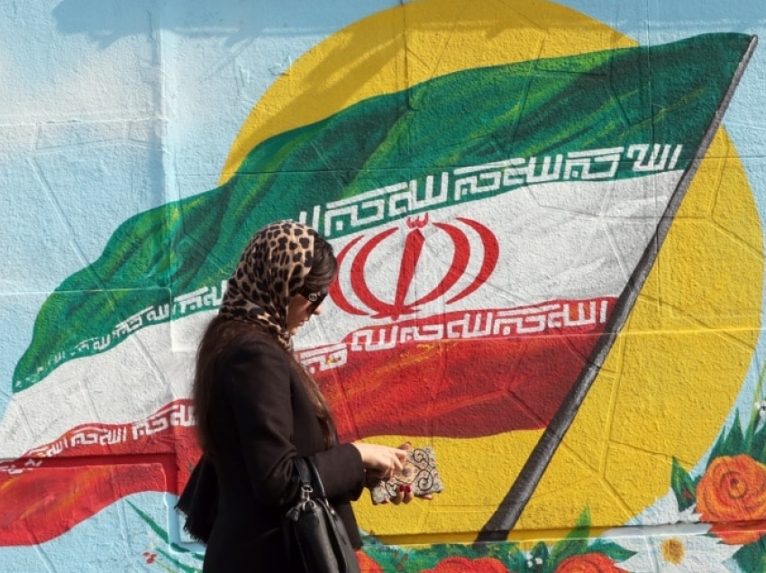 Iranianët festojnë përvjetorin e 43-të të Revolucionit Islamik